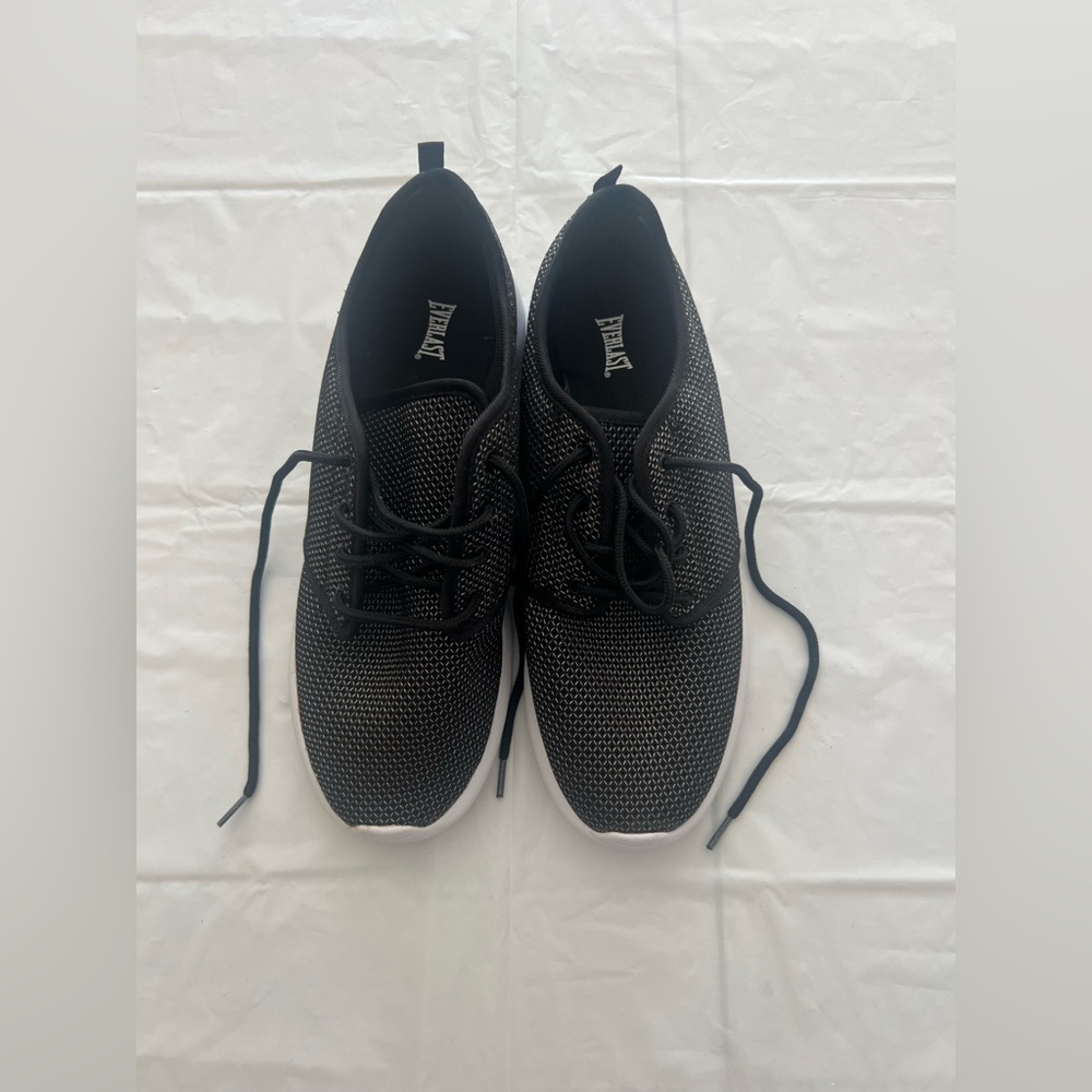 Women’s New Light Weight Everlast Athletic Black Shoes Size 10.